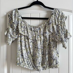 American Eagle Floral Ruffle Blouse. Size Medium.